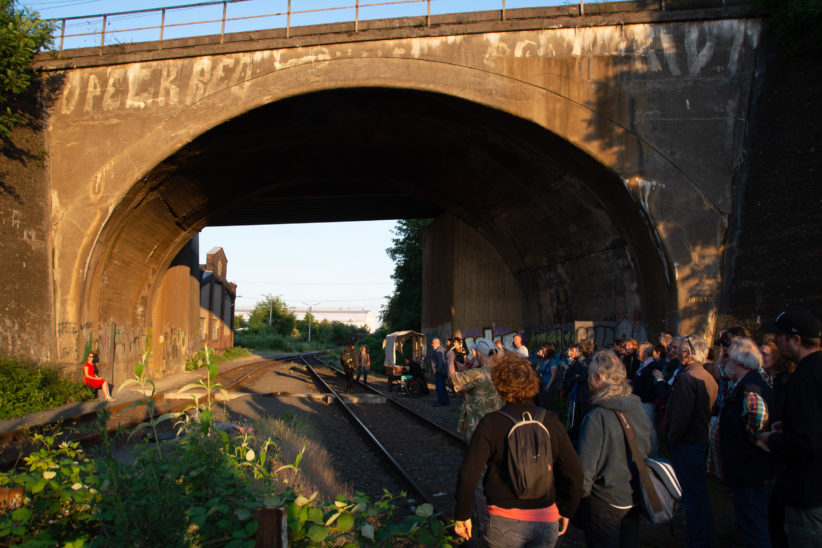 Publikum an der Bahnunterführung. Foto: Vera Lisakowski